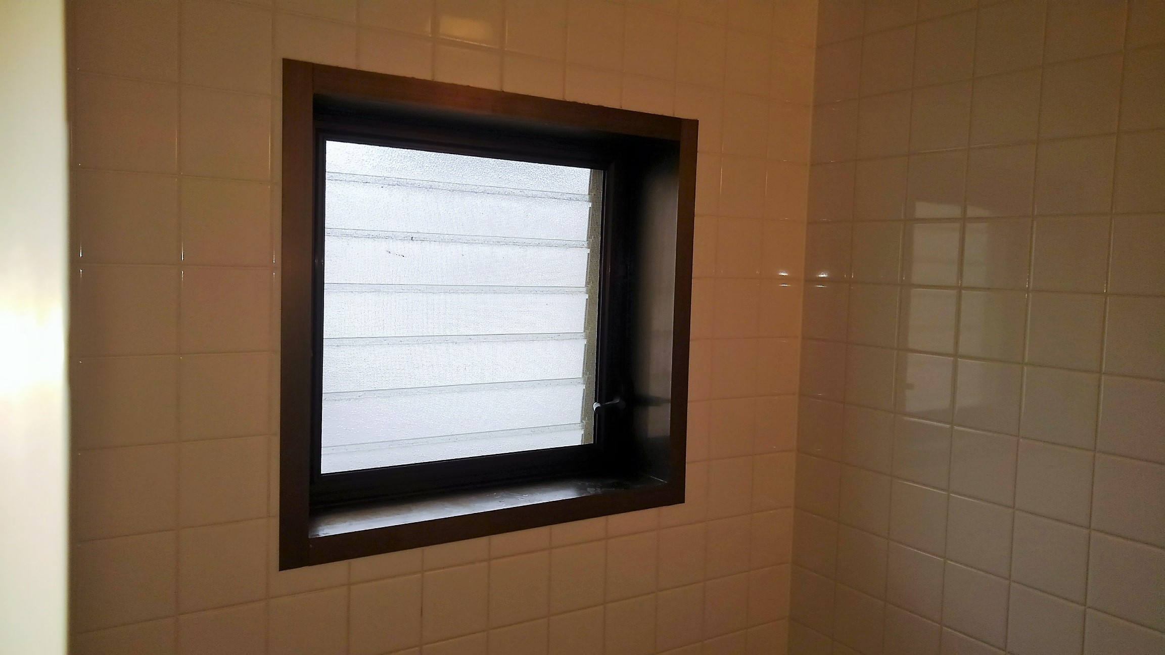 浴室の窓にインプラスサッシ取付工事です